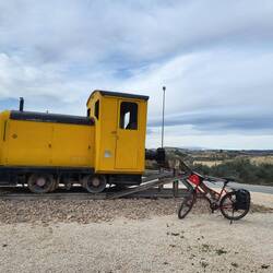 Ja, wir radeln immer noch auf einer Bahntrasse.