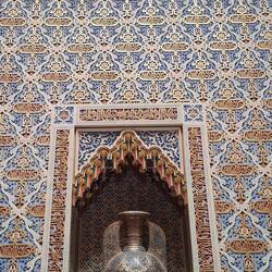 Facettenreiche Wandverkleidung im maurischen Stil