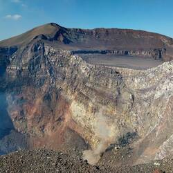 In der Früh sieht man den tiefen Krater erst so richtig