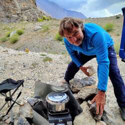 Der neue Kocher im Einsatz (der Kocher ist der Chinakracher unten im Steinkreis)