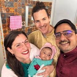 Vishy and his smallest relative 🥰