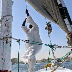 Raising the sail on the felucca