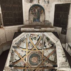 Das Gebäude ist aber auch 'alt'.