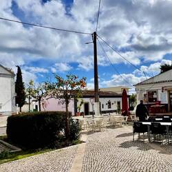 Dorfkneipe an der kleinen Kirche