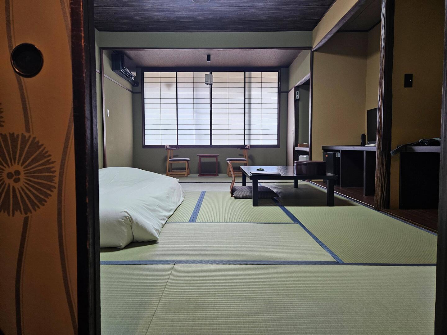 Ma chambre, très grande, très chère, avec Onsen et dîner immersif.