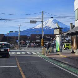 Le voyage avec 2 bus contournant sa majesté enneigée parfaitement visible tout le long.