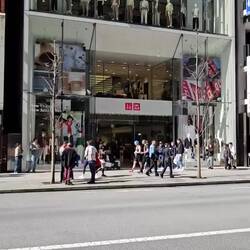 Uniqlo triomphant sur le Faubourg St Honoré de Tokyo.