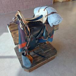 Ein Kavalleriesattel zum Ausprobieren.