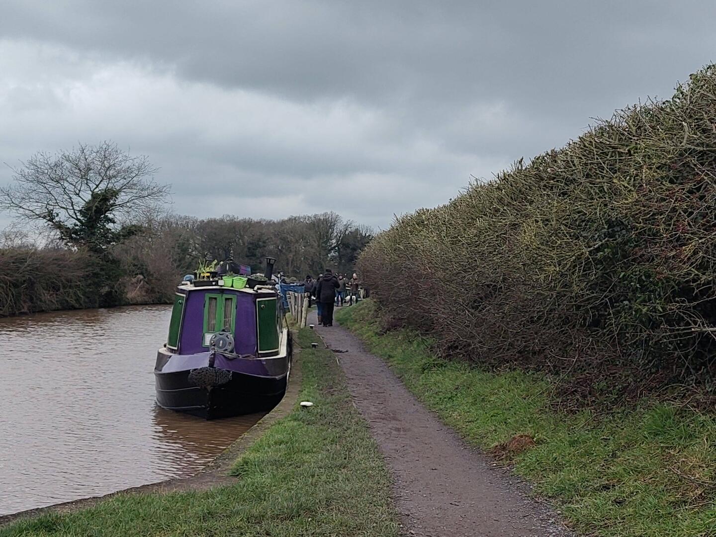 We were shocked to find ourselves in a queue for Stanthorne Lock 🚤🚤🚤🚤🚤