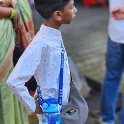 Der kleine ist voll interessiert dabei.