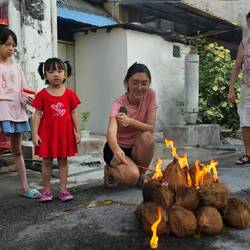 Kokosnüsse werden teilweise vor dem Zertrümmern auch angezündet.