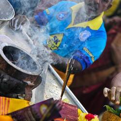 Vorbereiten der Opfergaben.