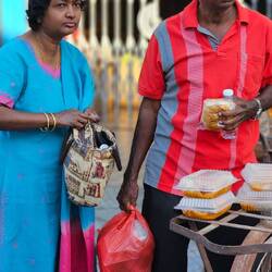 Viele bunkern dabei auch das verschenkte Essen.