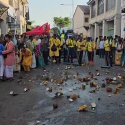 Entlang des Weges werden immer wieder Kokosnüsse vor dem goldenen Wagen zertrümmert.