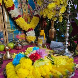 Immer wieder sehe ich kleine Altare aufgebaut.