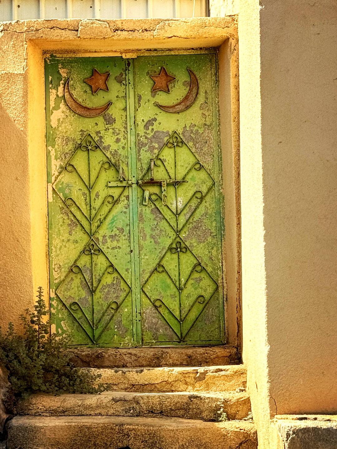 Ein Hoftor begrüßt uns am Rande der Dattelplantage