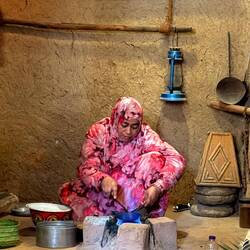 Eine Frau aus dem Ort zeigt uns traditionelle Techniken: die Herstellung von Moringa-Öl etwa