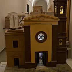 Ein alter Mann fertigt das Masstabsgerecht an