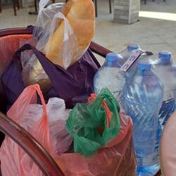 Hier war Stau, also hielten wir an und holten Brot und Wasser.