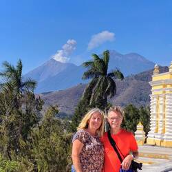 Fuego, meist mit kleiner oder größerer Rauchwolke, und Acatenango natürlich nicht minder 👍😁