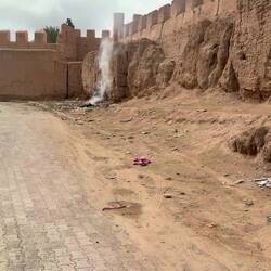 Müll wird hier einfach an der Stadtmauer verbrannt! 😜😂