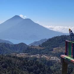 Der See kommt in den Blick.