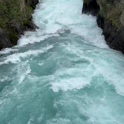 ...befinden sich nach diesem engen Kanal wo sich das Wasser durchzwängen muss.