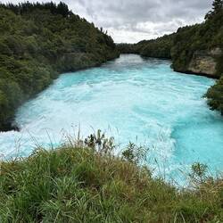 Das Wasser verfärbt sich nach dem Wasserfall aufgrund der aufsteigenden Luft türkisfarbig