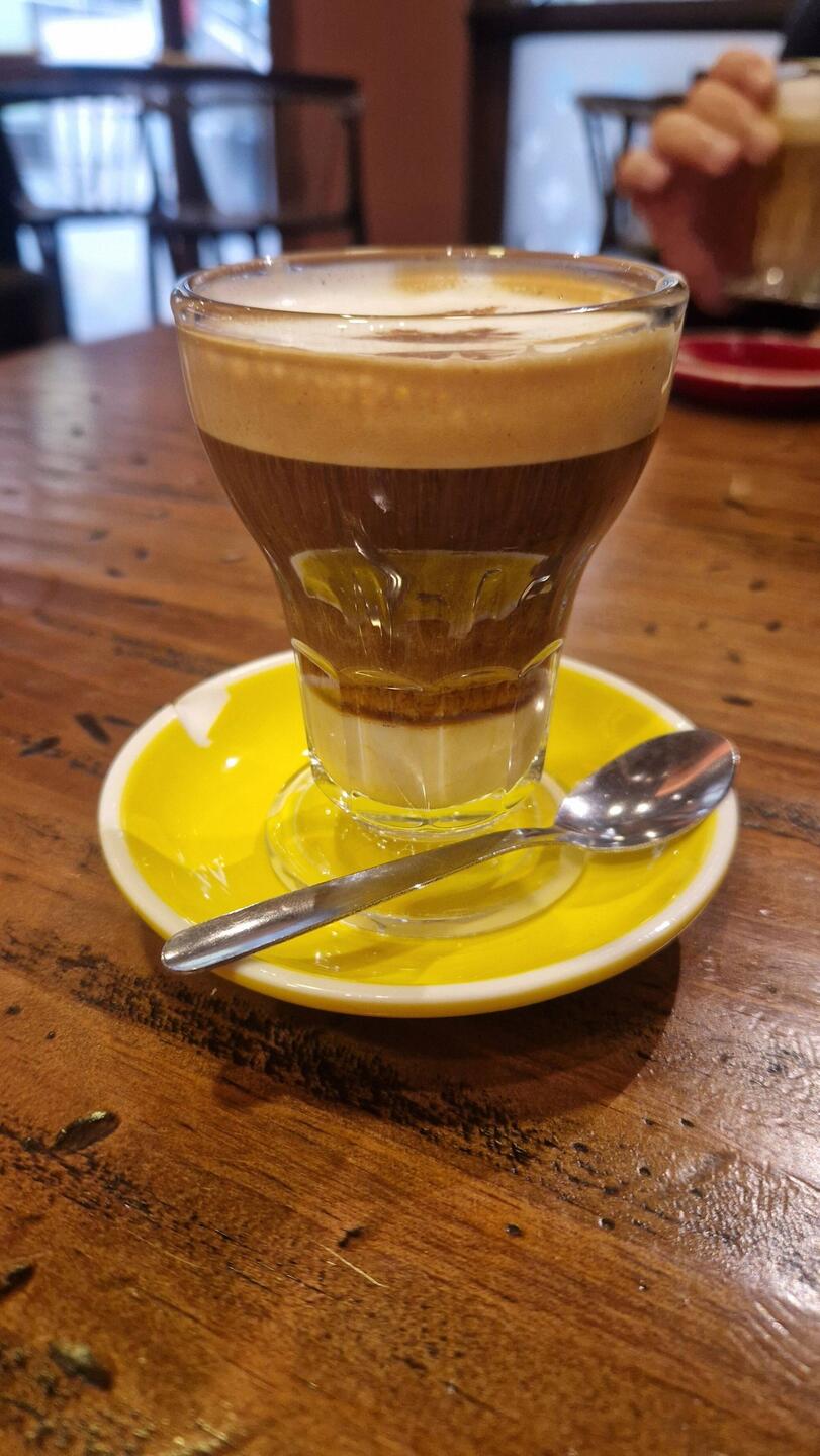 Gesüßte Kondensmilch, starker Kaffee, Brandy, Likör 43, etwas Zitronenschale, Zimt. Stark, lecker