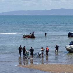 Hier hat sich wohl einer mit der Flut vertan. Mit vereinten Kräften wurde der Wagen gerettet.
