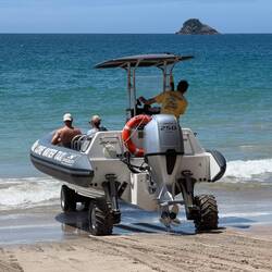 Mit einem Amphibienfahrzeug können sich lauffaule Touristen auf dem Wasserweg zurückschippern lassen