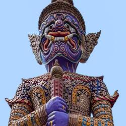 Grimmiger Blick, dafür aber prachtvoll gewandet