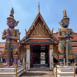 Sechs Paare von Asura- oder Riesenstatuen bewachen mit dem Rücken zu den Toren den Phra Ubosoth