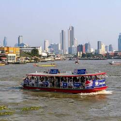 Der breite und viel befahrene Chao-Praya-Fluss - einer von vielen Verkehrswegen