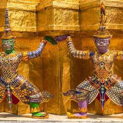 Stuckfiguren von Affen und Riesen unterschiedlicher Hautfarbe und Kleidung als Zierde von Sockeln