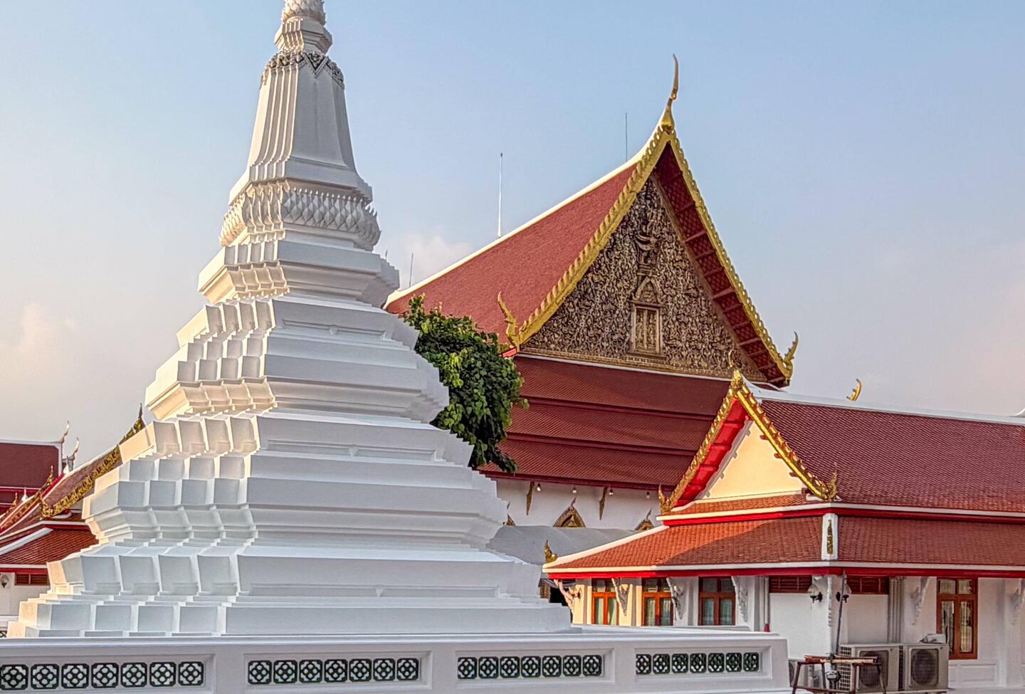 "Sawatdee" oder auch "สวัสดี" oder auch "Hello" oder "Goodbye" - heisst wir sind da 😃