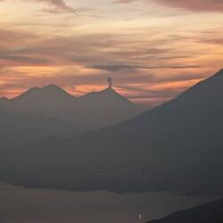 Vor dem Sonnenaufgang konnte man Fuego in der Ferne Aschewolken spucken sehen 😍