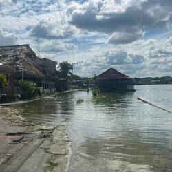 Zu viel Regen hat die Straße überfluten lassen