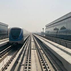 an fast jeder Station begegnen sich die Züge