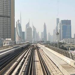 auf der Red Line durch die City unterwegs