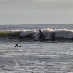 Die mit Paddel auf dem Brett steht