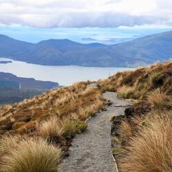Über den Bersattel guckt man plötzlich auf die Welt runter - und muss noch bis nach ganz unten 😅