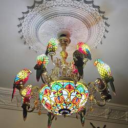 Kronleuchter im Tiffany-Stil mit einem Papageienmotiv aus Buntglas