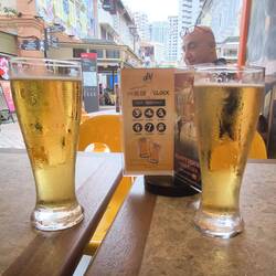 Man beachte die Beer Clock.