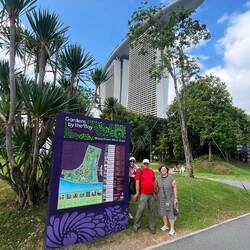 Eine Praline zwischen zwei Schachteln