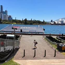 Openair Kino mit Aussicht auf Opernhaus und Hafenbrücke