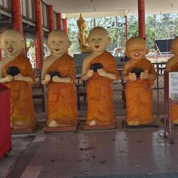 Quête pour les jeunes moines en formation