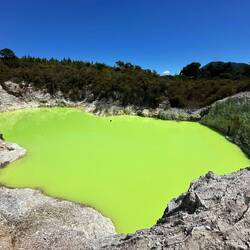 Der giftgrüne Roto Karikitea See (dies ist ein Originalfoto - kein Filter!!)