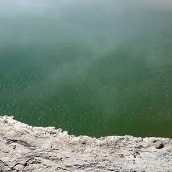 Wegen diesen vulkanischen Gasen, die als kleine Bläschen aufsteigen, heisst der Pool Champagne