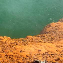 Das Orange resultiert aus Mineralien Ablagerungen
